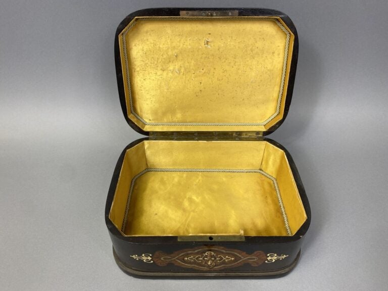 Coffret en bois de placage à décor marqueté de filets et incrustations - Epoque…