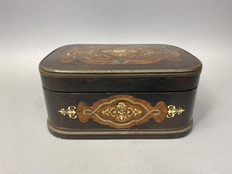 Coffret en bois de placage à décor marqueté de filets et incrustations - Epoque…