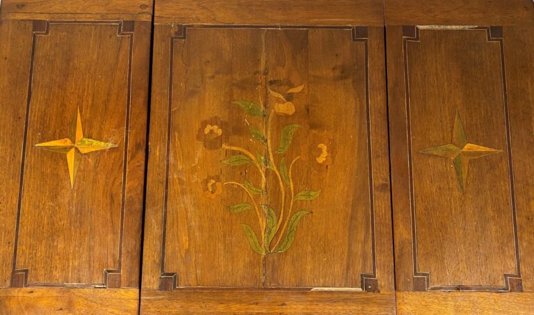 Coiffeuse en bois naturel à décor floral marqueté ouvrant à deux tiroirs en cei…