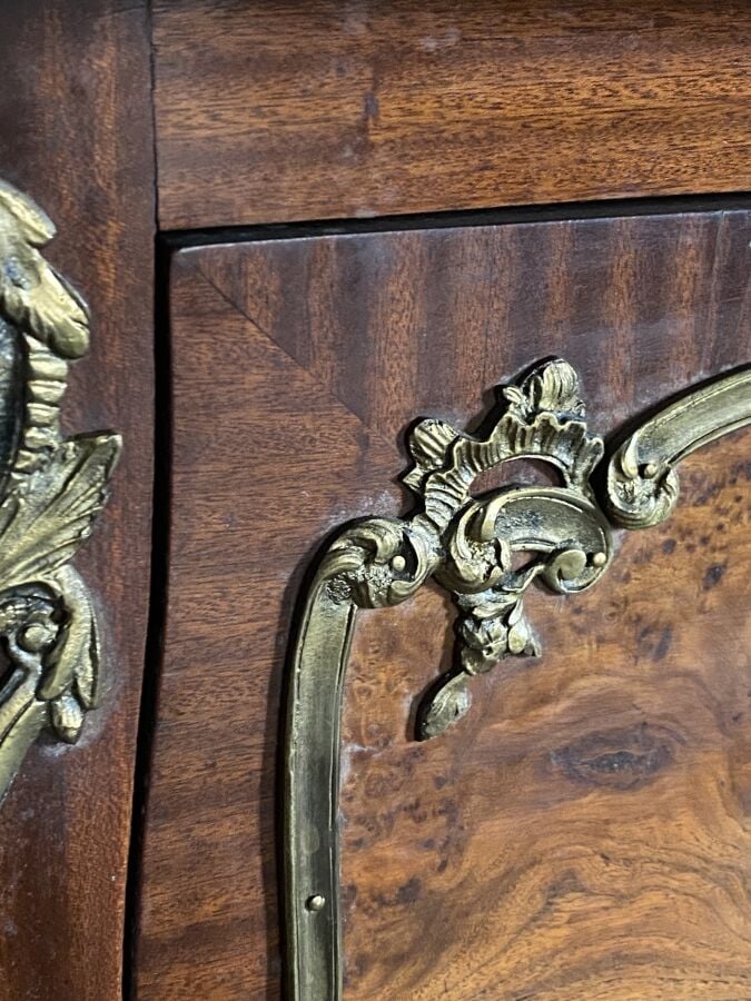Commode à façade galbée en placage d'acajou et placage de ronces de noyer ouvra…