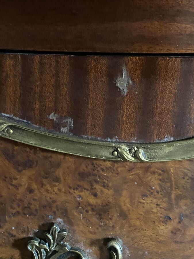 Commode à façade galbée en placage d'acajou et placage de ronces de noyer ouvra…
