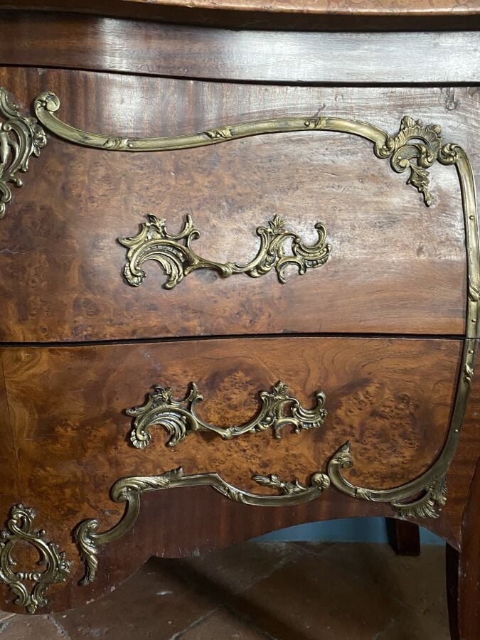 Commode à façade galbée en placage d'acajou et placage de ronces de noyer ouvra…
