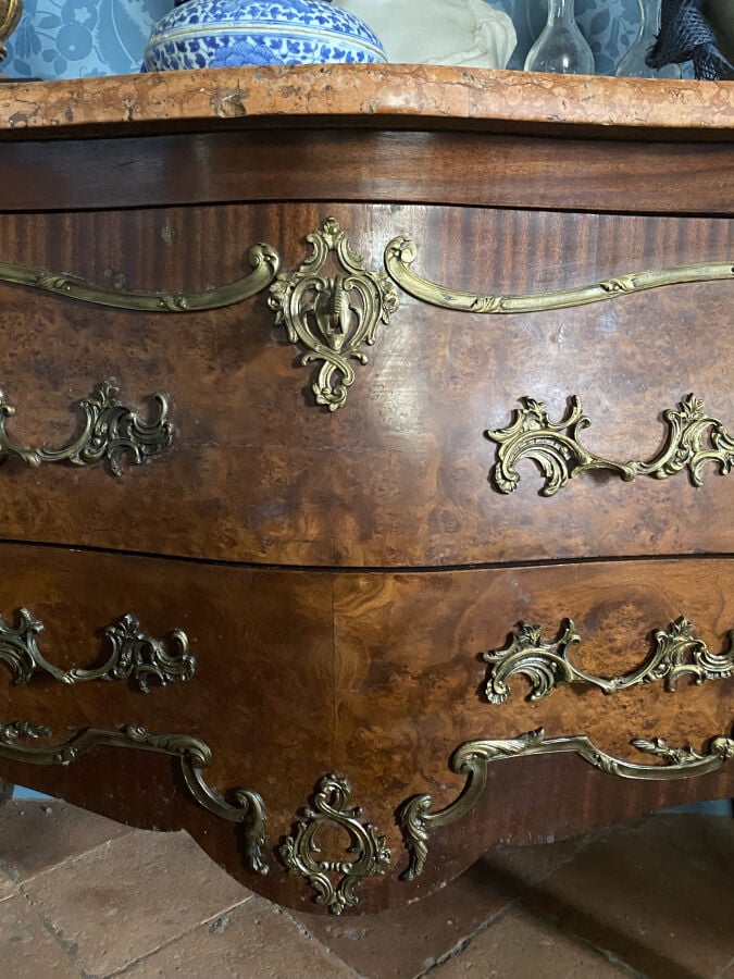 Commode à façade galbée en placage d'acajou et placage de ronces de noyer ouvra…
