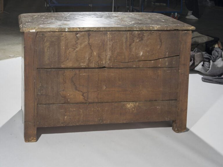 Commode à quatre tiroirs sur trois rangs en bois de placage à décor marqueté da…