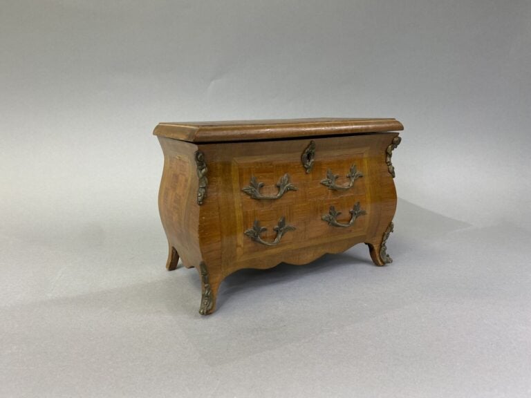 Commode de maîtrise en bois de placage formant coffret - 18.5 x 25.5 x 14.5 cm