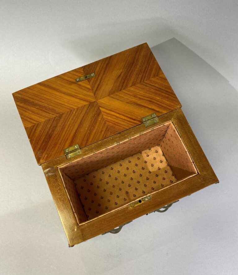 Commode de maîtrise en bois de placage formant coffret - 18.5 x 25.5 x 14.5 cm