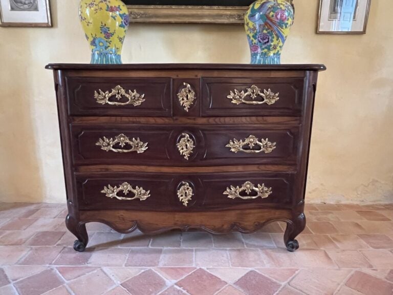 Commode de Port en bois naturel mouluré et sculpté galbée toutes faces ouvrant…
