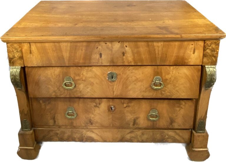 Commode en noyer et placage de noyer ouvrant à trois tiroirs en façade, montant…