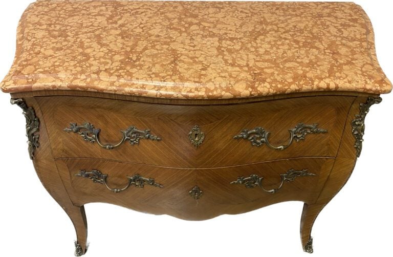 Commode galbée en bois de placage ouvrant en façade à deux tiroirs sans travers…