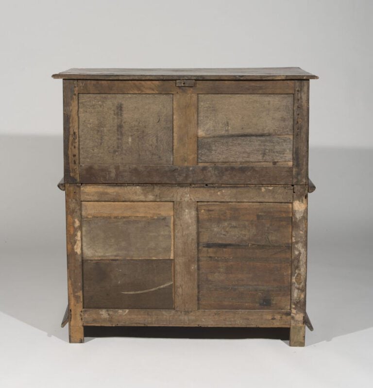 Commode rectangulaire en bois naturel à décor incrusté d'os et de nacre stylisa…
