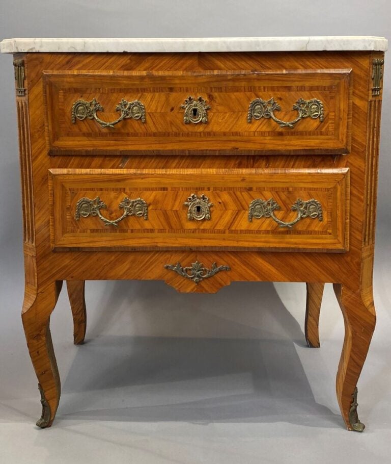 Commode sauteuse en bois de placage disposé en frisage et filets d'encadrement,…