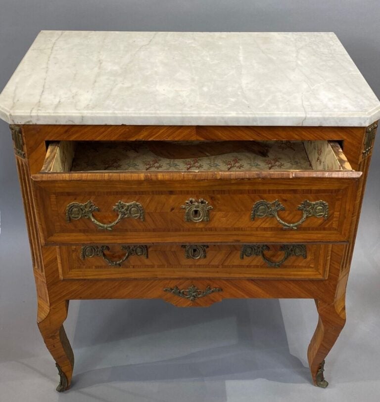 Commode sauteuse en bois de placage disposé en frisage et filets d'encadrement,…