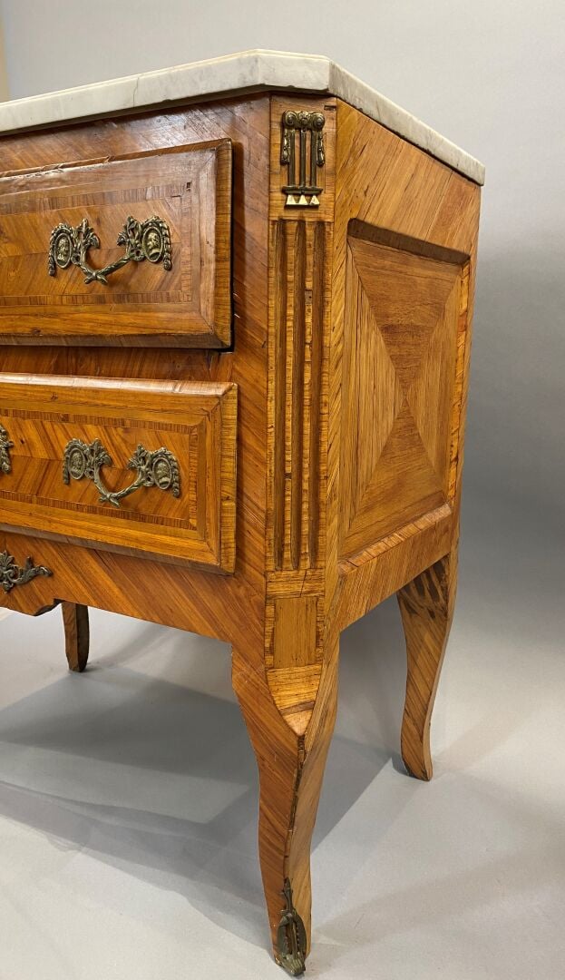Commode sauteuse en bois de placage disposé en frisage et filets d'encadrement,…