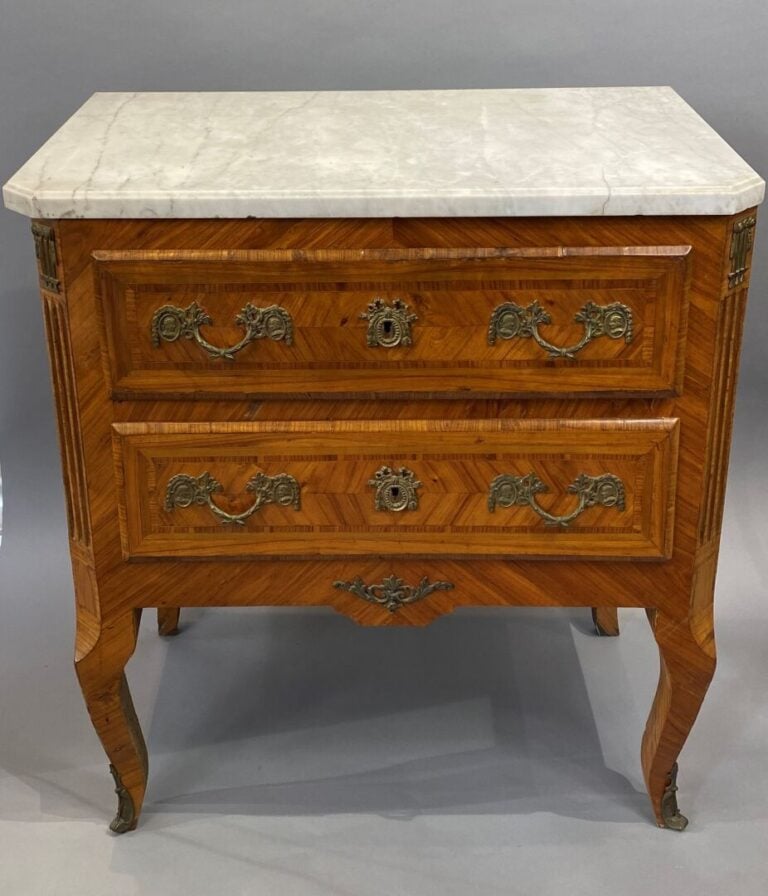 Commode sauteuse en bois de placage disposé en frisage et filets d'encadrement,…