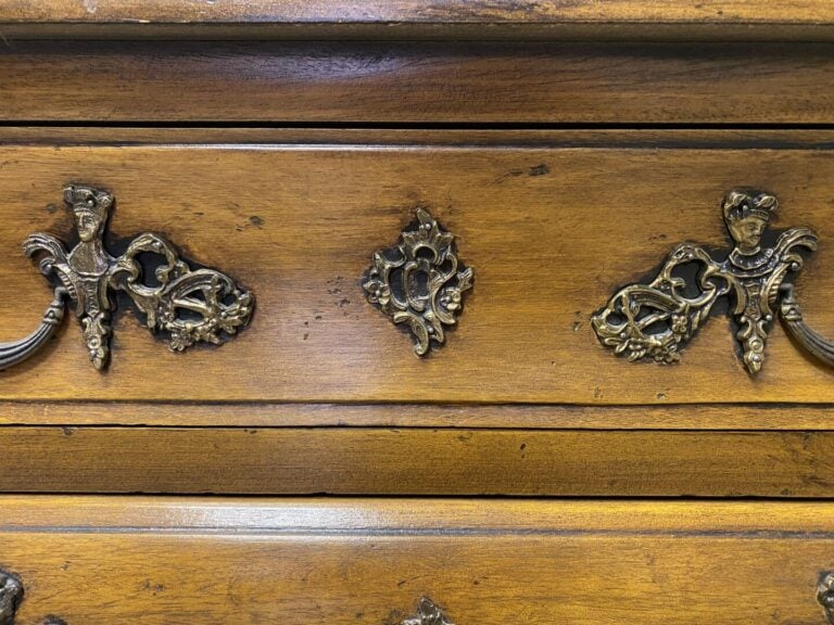 Commode tombeau en noyer mouluré ouvrant à trois tiroirs en façade, montants ga…