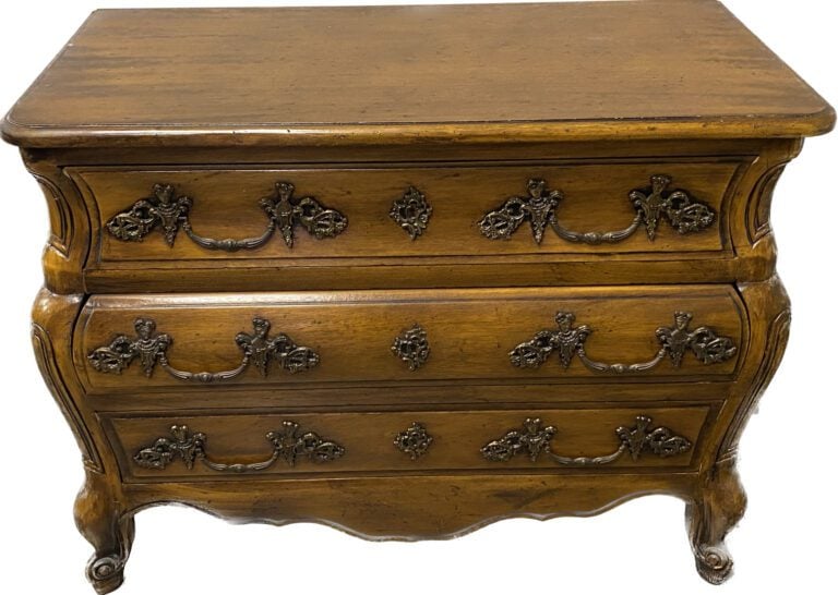 Commode tombeau en noyer mouluré ouvrant à trois tiroirs en façade, montants ga…