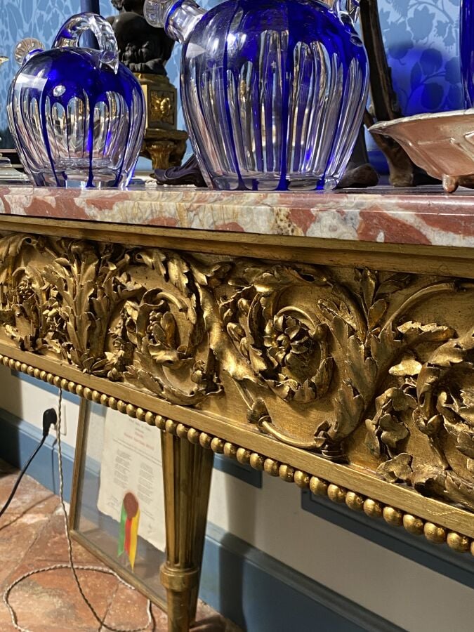 Console en bois sculpté et doré à décor de rinceaux reposant sur quatre pieds f…