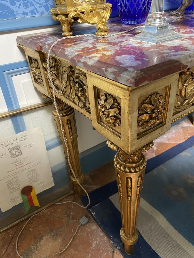 Console en bois sculpté et doré à décor de rinceaux reposant sur quatre pieds f…