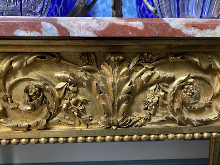Console en bois sculpté et doré à décor de rinceaux reposant sur quatre pieds f…
