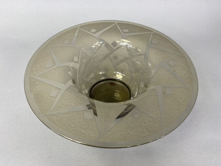 Coupe à bord plat rabattu en verre fumé orné d'un décor géométrique satiné - D…