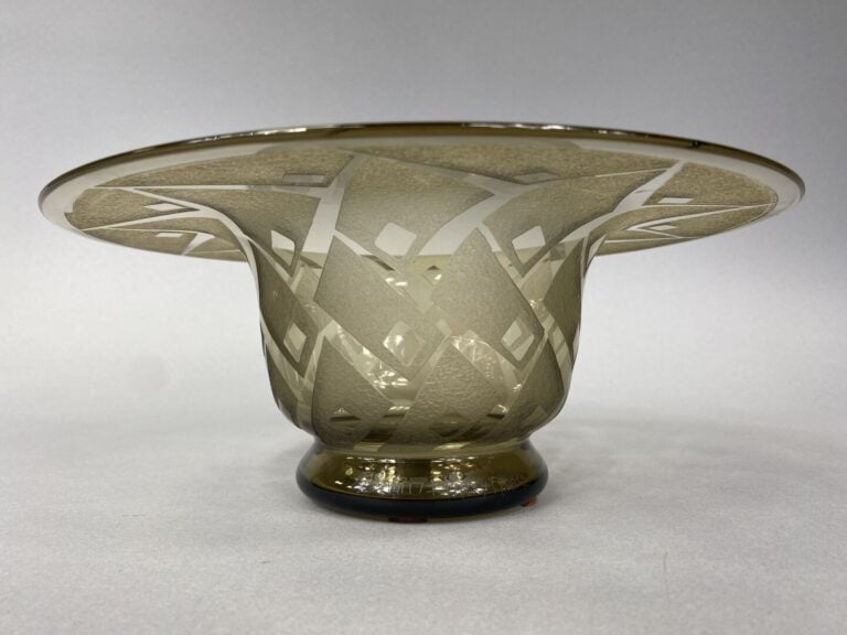 Coupe à bord plat rabattu en verre fumé orné d'un décor géométrique satiné - D…