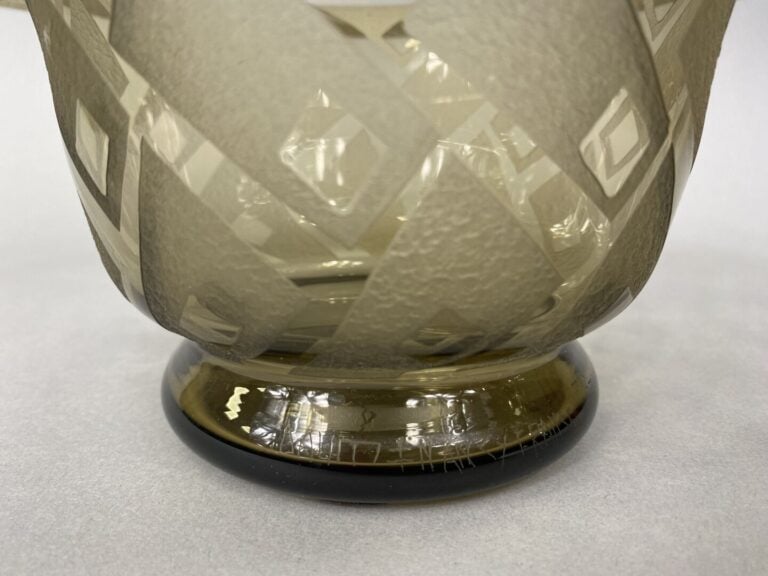 Coupe à bord plat rabattu en verre fumé orné d'un décor géométrique satiné - D…