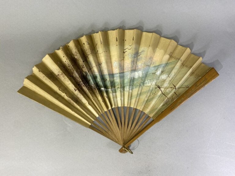 Coupe ajourée de forme navette en porcelaine blanche à décor de filets dorés -…