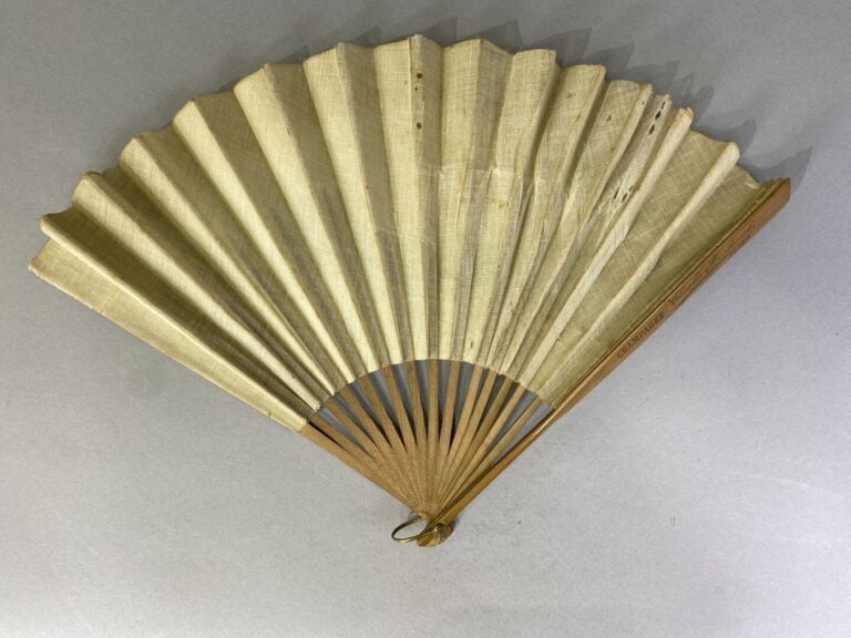 Coupe ajourée de forme navette en porcelaine blanche à décor de filets dorés -…