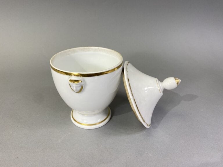Coupe ajourée de forme navette en porcelaine blanche à décor de filets dorés -…