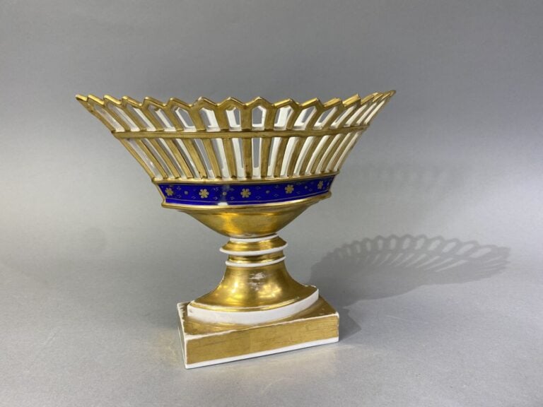 Coupe ajourée de forme navette en porcelaine blanche à décor de filets dorés -…