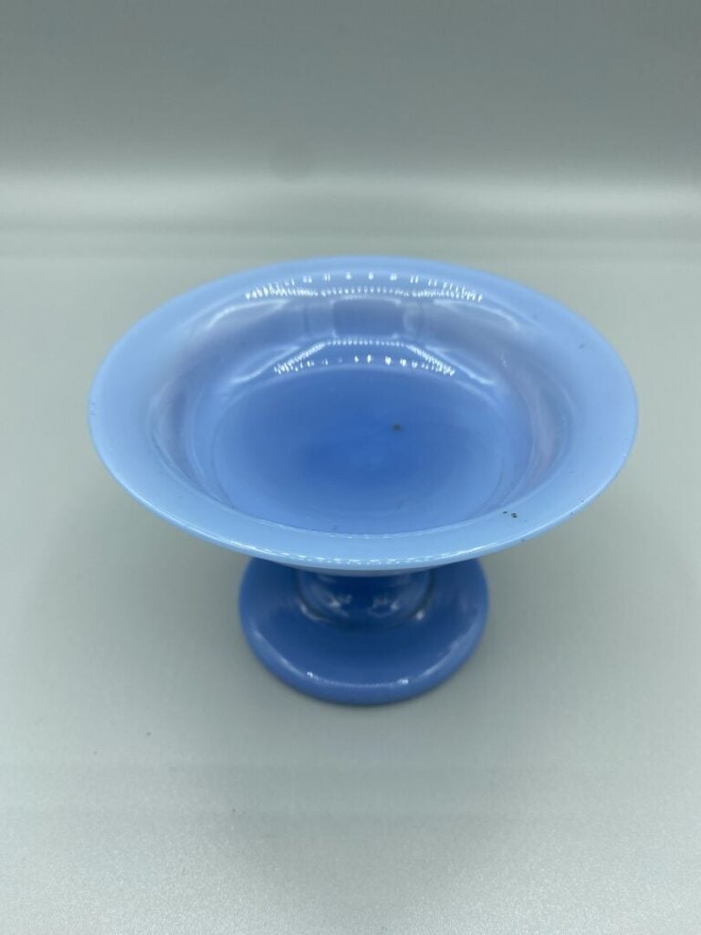 Coupe baguier sur pied en opaline de cristal bleu de lin. Etiquette sous le pie…