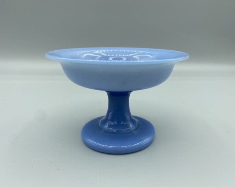 Coupe baguier sur pied en opaline de cristal bleu de lin. Etiquette sous le pie…