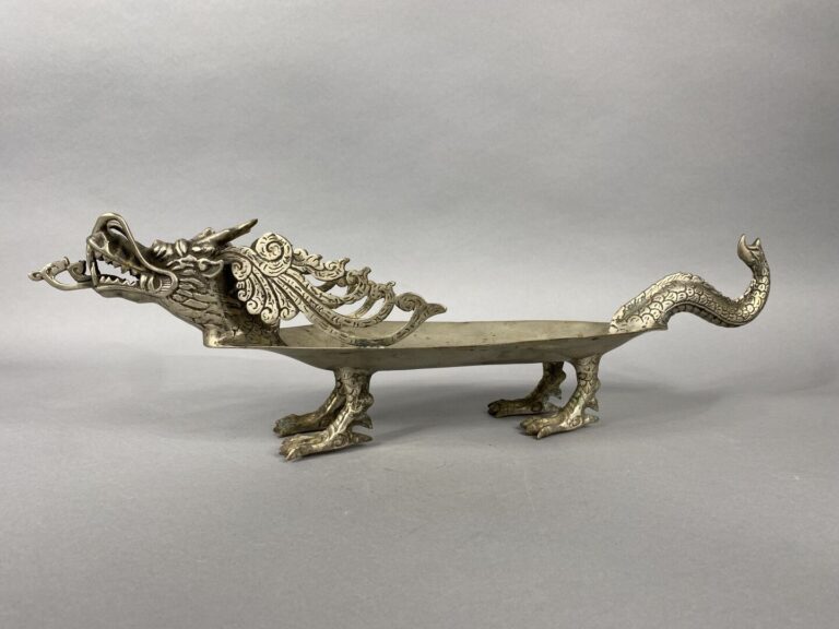 Coupe en alliage de métal en forme de dragon représenté la gueule ouverte - H :…