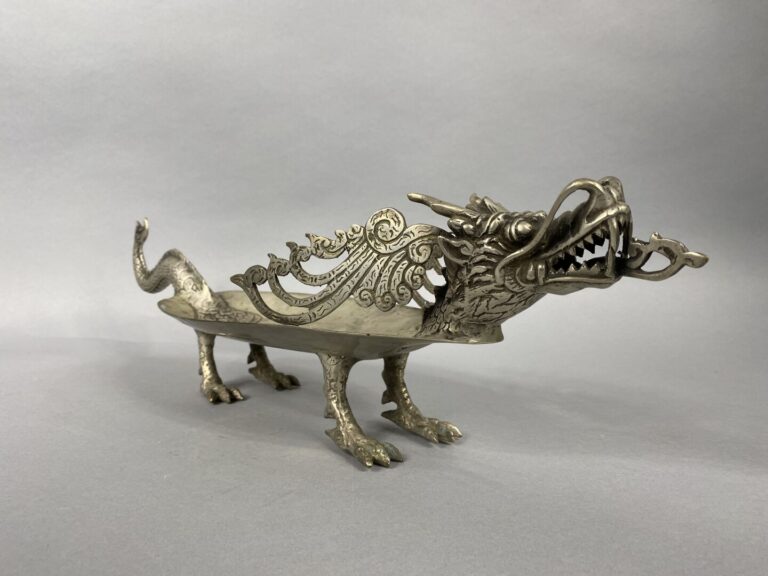 Coupe en alliage de métal en forme de dragon représenté la gueule ouverte - H :…
