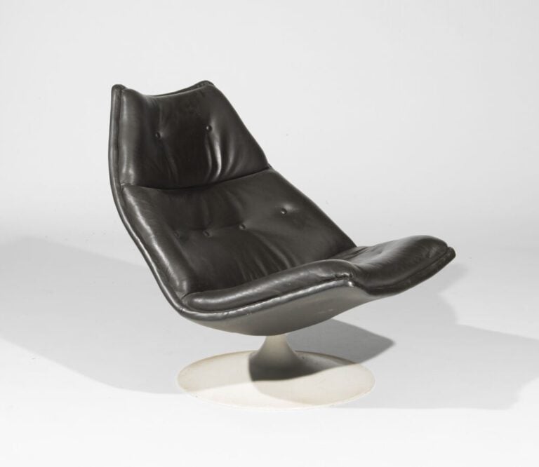 D'après Geoffrey HARCOURT. Fauteuil amovible en cuir chocolat et piétement en m…