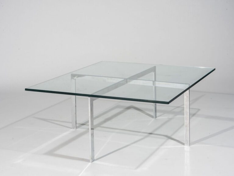 D'après Mies Van der Rohe. Table basse carrée à piétement en acier chromé. 42.5…