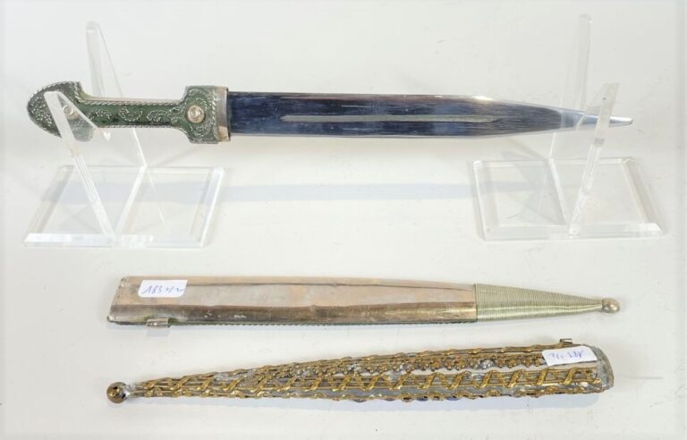 Dague en acier et argent ; le fourreau patiné vert (Longueur : 34 cm) ; on join…