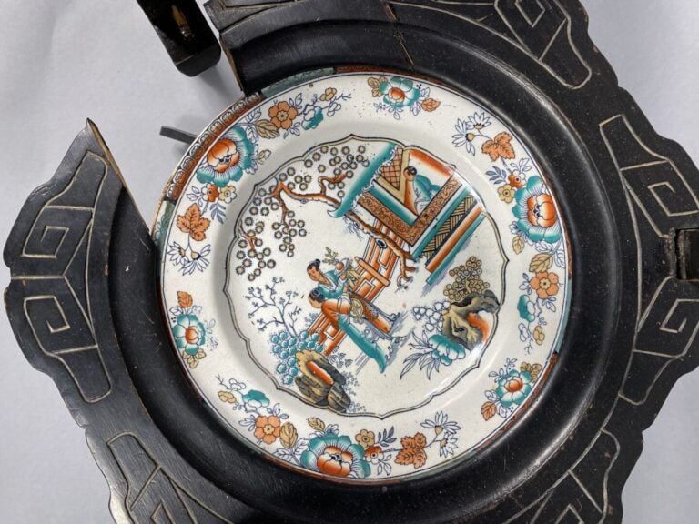 Dans le goût chinois - Guéridon en bois noirci et assiettes en céramique forman…