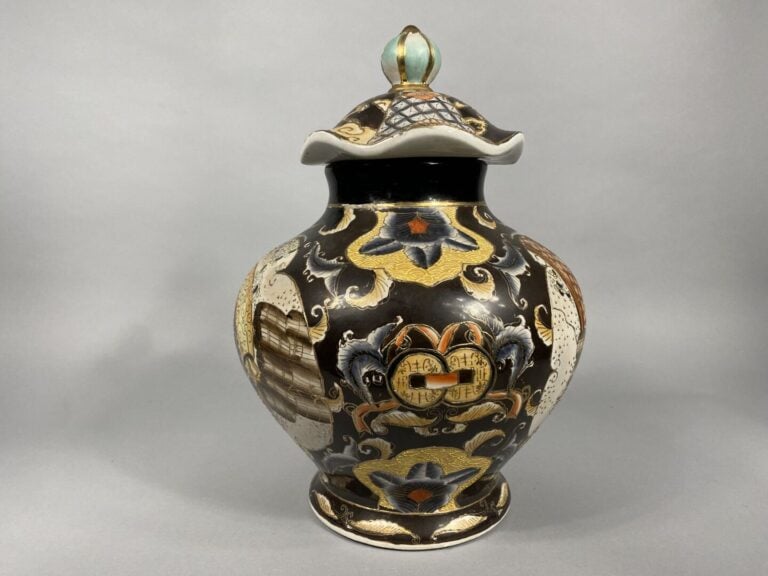 Dans le goût chinois /japonais - Potiche couverte à décor émaillé polychrome de…