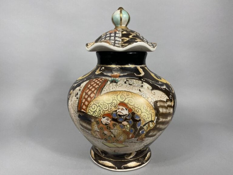 Dans le goût chinois /japonais - Potiche couverte à décor émaillé polychrome de…
