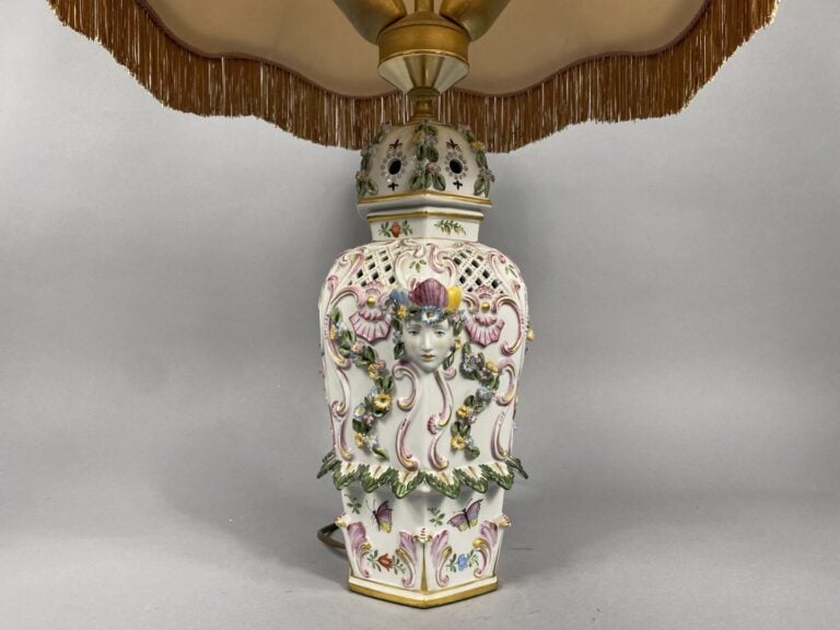 Dans le goût de Capodimonte - Potiche couverte en porcelaine émaillée polychrom…