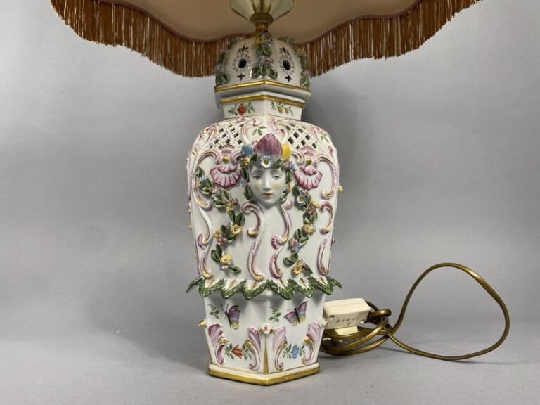 Dans le goût de Capodimonte - Potiche couverte en porcelaine émaillée polychrom…