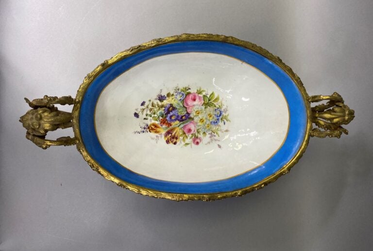 Dans le goût de SEVRES - Coupe en porcelaine polychrome à décor de médaillon fl…