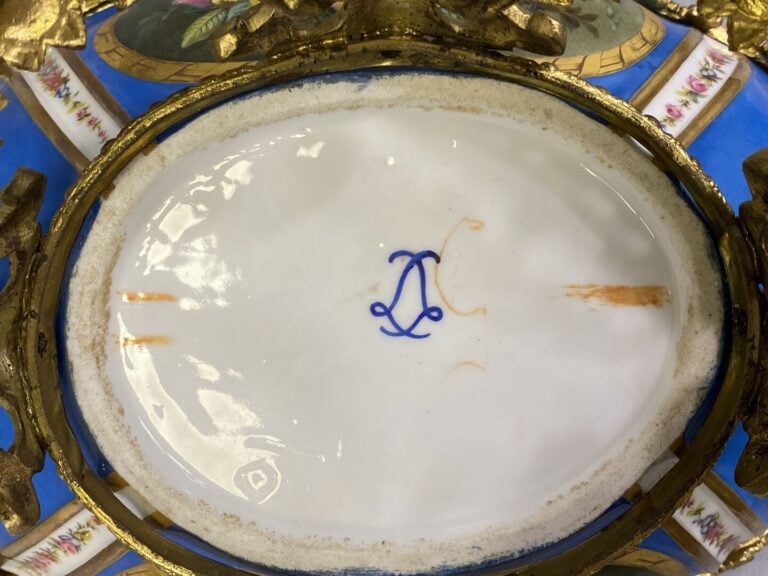 Dans le goût de SEVRES - Coupe en porcelaine polychrome à décor de médaillon fl…