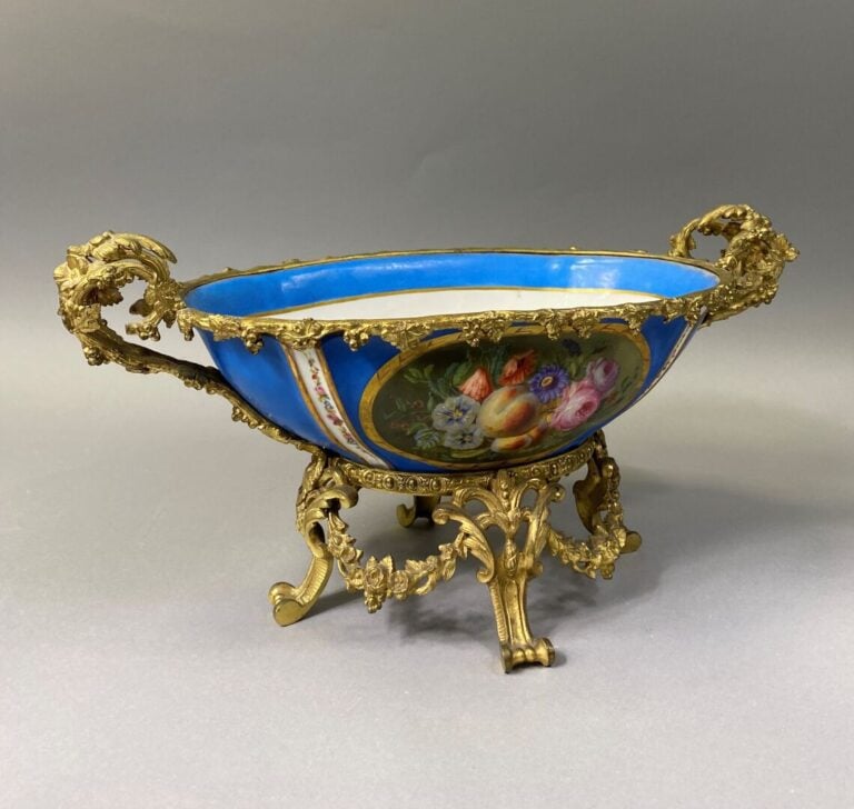 Dans le goût de SEVRES - Coupe en porcelaine polychrome à décor de médaillon fl…