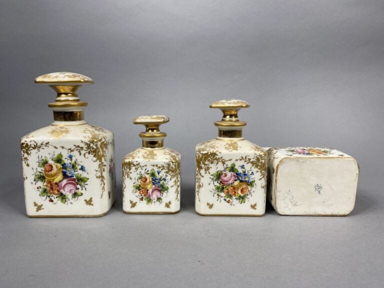Dans le goût de SEVRES - Suite de quatres flacons en porcelaine à décor floral…