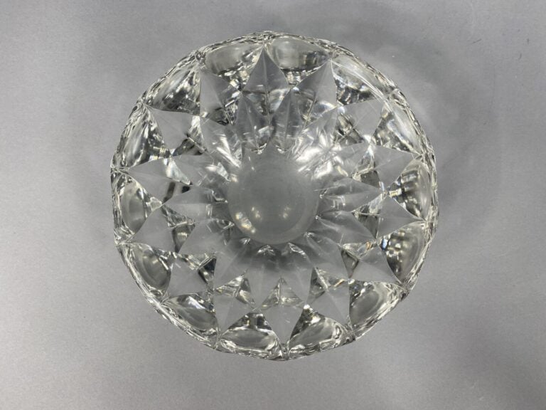 DAUM - Coupe en cristal taillé à côtes en losanges - Marque gravée sous la base…