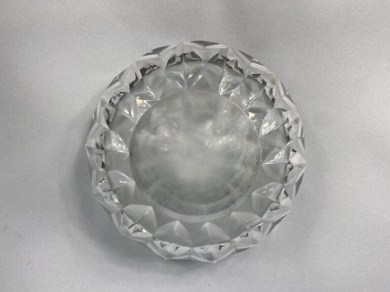 DAUM - Coupe en cristal taillé à côtes en losanges - Marque gravée sous la base…