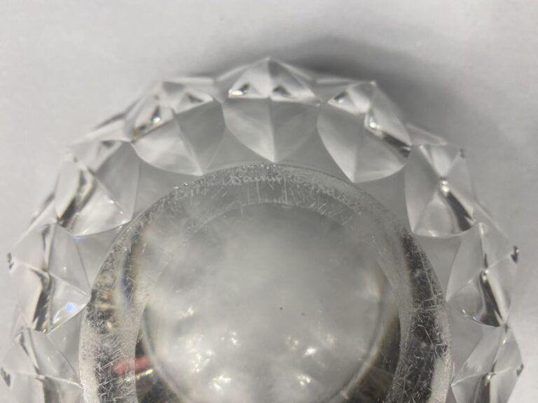 DAUM - Coupe en cristal taillé à côtes en losanges - Marque gravée sous la base…