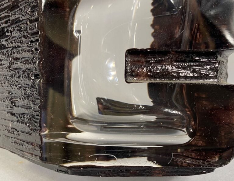 DAUM France - Pied de lampe en verre moulé dans les tons marron à décor de fris…